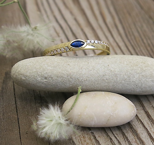 Prsten se spinelem a zirkony ~ žluté zlato  1