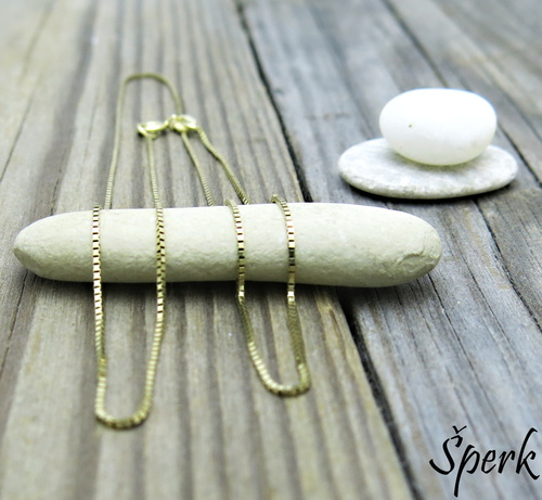 Třpytivý jemný zlatý řetízek 1