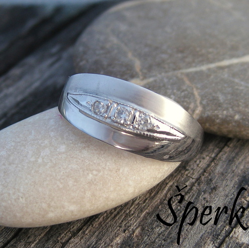 Prsten z bílého zlata ~ 3 třpytivé zirkony 1