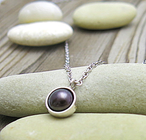 Náhrdelník z bílého zlata – černá perla 1