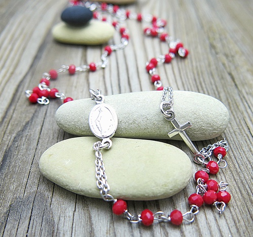 Červený růženec – stříbrný náhrdelník Červený růženec – stříbrný náhrdelník 1