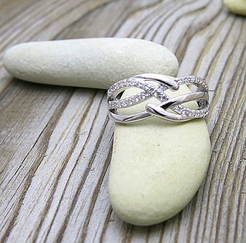 Zapletený stříbrný prsten se zirkony 1