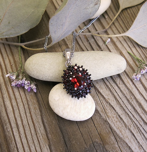 Stříbrný náhrdelník s Granáty. 1