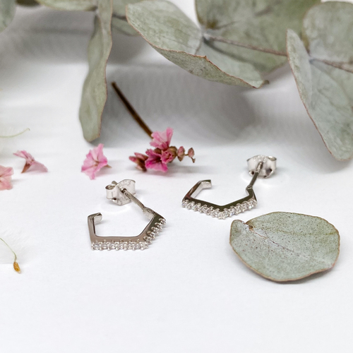 Stříbrné náušnice se zirkony - geometrické polokruhy 1