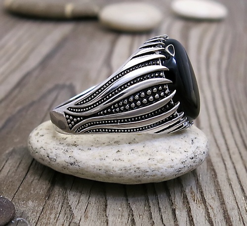 Stříbrný prsten s onyxem 1