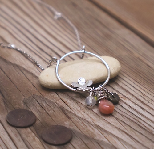 Stříbrný náhrdelník s kytičkou a minerály Stříbrný náhrdelník s kytičkou a minerály 1