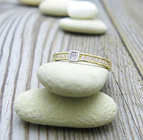 Prsten se zirkony – žluté zlato 1