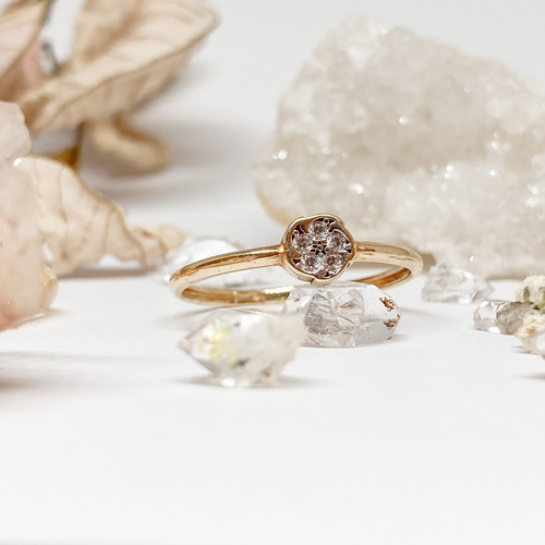 Prsten ze žlutého zlata - kytička se zirkony 1