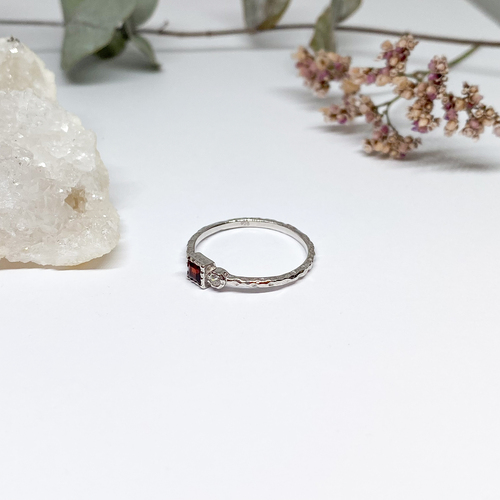 Stříbrný prsten se zirkony 1