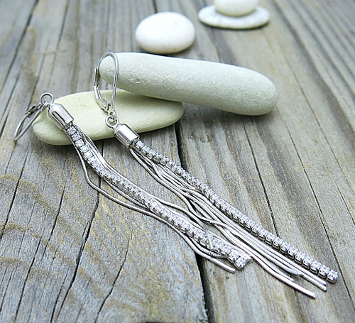 Výrazné visací dlouhé stříbrné náušnice se zirkony – řetízky, štras 1