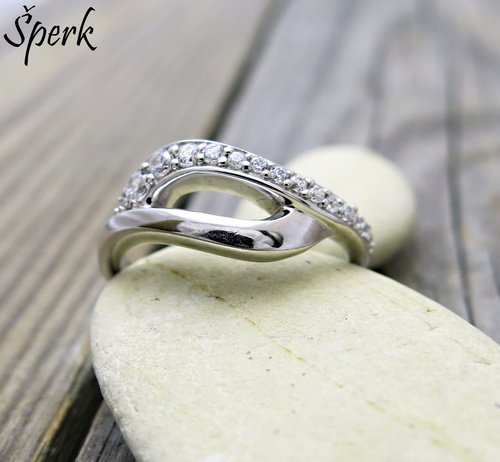 Stříbrný prsten se zirkony  1