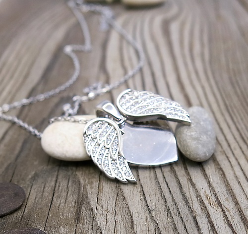 Stříbrný náhrdelník se srdíčkem a andělskými křídly Stříbrný náhrdelník se srdíčkem a andělskými křídly 1