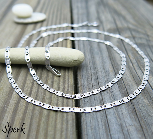 Krásný, něžný náhrdelník s jemným reliéfem – bílé zlato 1