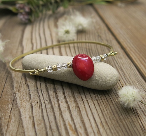 Náramek s korálem a bílým topazem ~ žluté zlato 1