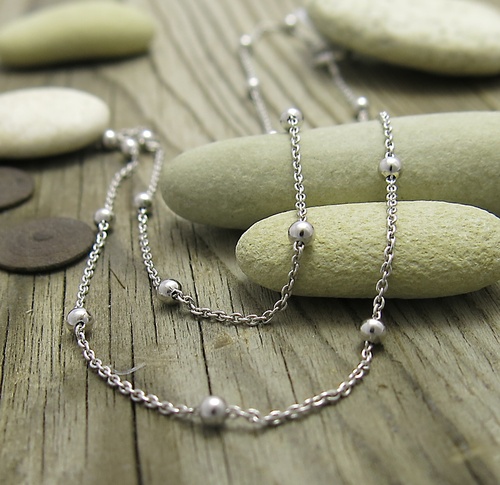 Dlouhý stříbrný náhrdelník s jemnými kuličkami Dlouhý stříbrný náhrdelník s jemnými kuličkami 1