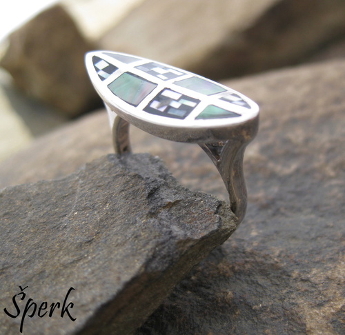 Perleťový prsten se stříbrem: ovál s čtverečky 1