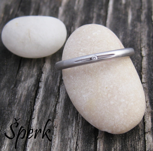 Nadčasový prsten ~ bílé zlato s briliantem 1