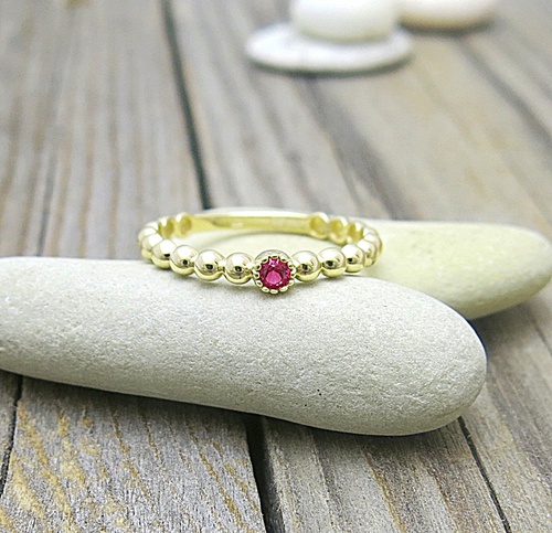 Kuličkový prsten: žluté zlato a červený kamínek Kuličkový prsten: žluté zlato a červený kamínek 1