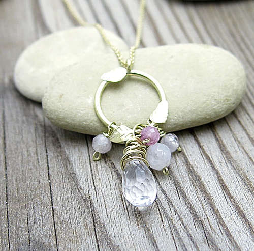 Náhrdelník ze žlutého zlata s křišťálem, měsíčním kamenem a topazem 1