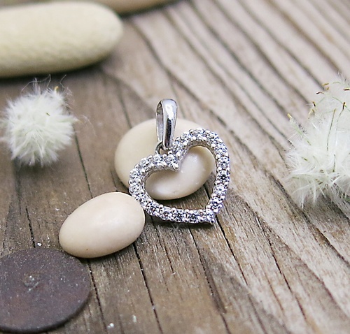 Přívěsek srdíčko se zirkony ~ bílé zlato Přívěsek srdíčko se zirkony ~ bílé zlato 1