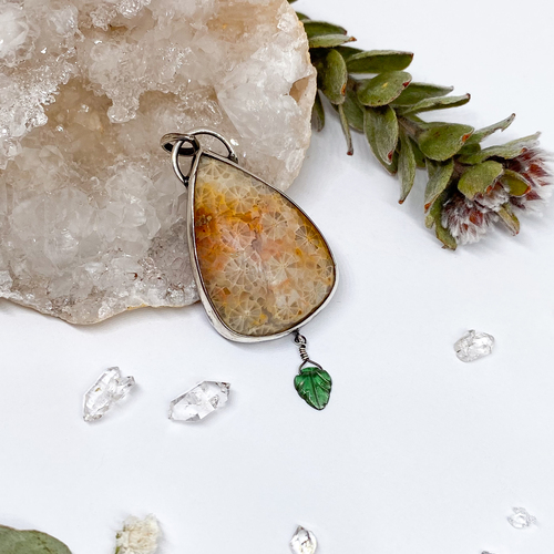 Autorský přívěs se zkamenělým korálem a lístečkem z turmalínu ~ stříbro Autorský přívěs se zkamenělým korálem a lístečkem z turmalínu ~ stříbro 1