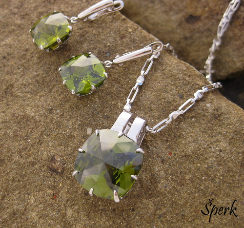 Stříbrná sada zelených šperků 1