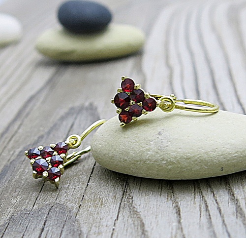 Český granát ~ dětské náušnice ze žlutého zlata 1