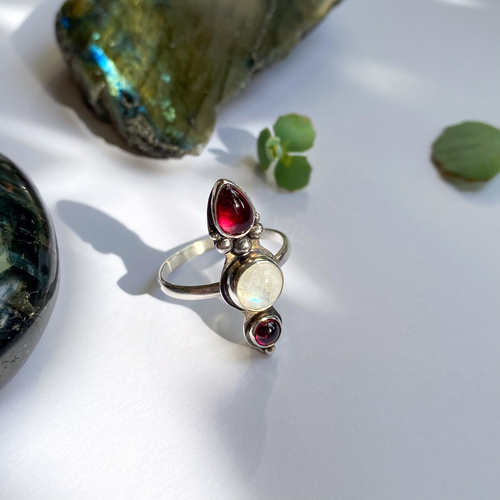 Podlouhlý prsten s Měsíčním kamenem a Almandinem Podlouhlý prsten s Měsíčním kamenem a Almandinem 1