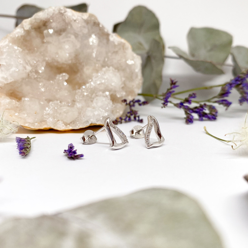 Stříbrné asymetrické náušnice se zirkony 1