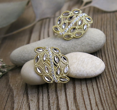 Elegantní a výrazné zlaté náušnice se zirkony 1