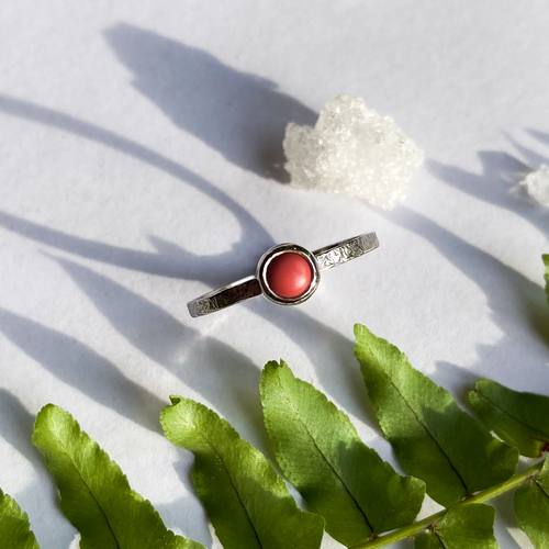 Stříbrný tepaný prsten ~ světlý červený korál Stříbrný tepaný prsten ~ světlý červený korál 1