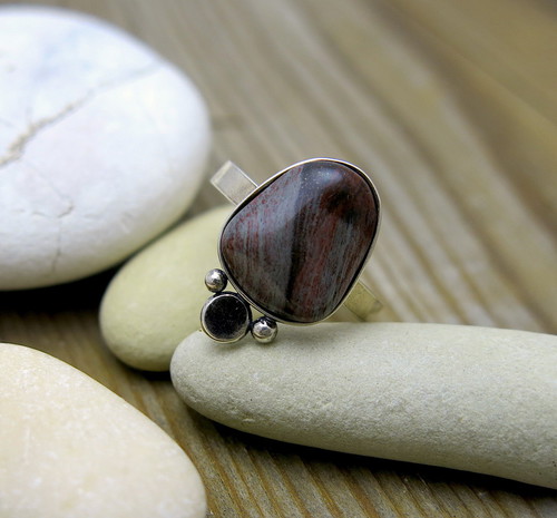 Stříbrný prsten zdobený jaspisem 1