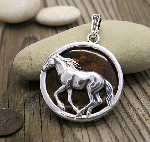 Jantar ~ stříbrný medailon s koněm Jantar ~ stříbrný medailon s koněm 1
