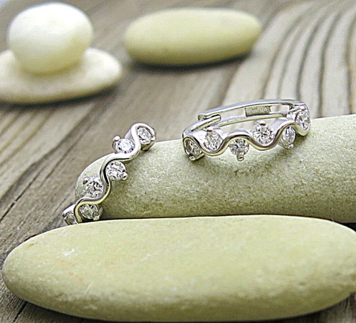 Stříbrné náušnice - kruhy se zirkony . Stříbrné náušnice - kruhy se zirkony . 1