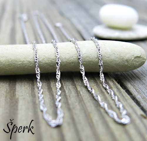 Náhrdelník – bílé zlato, skládaná očka 1