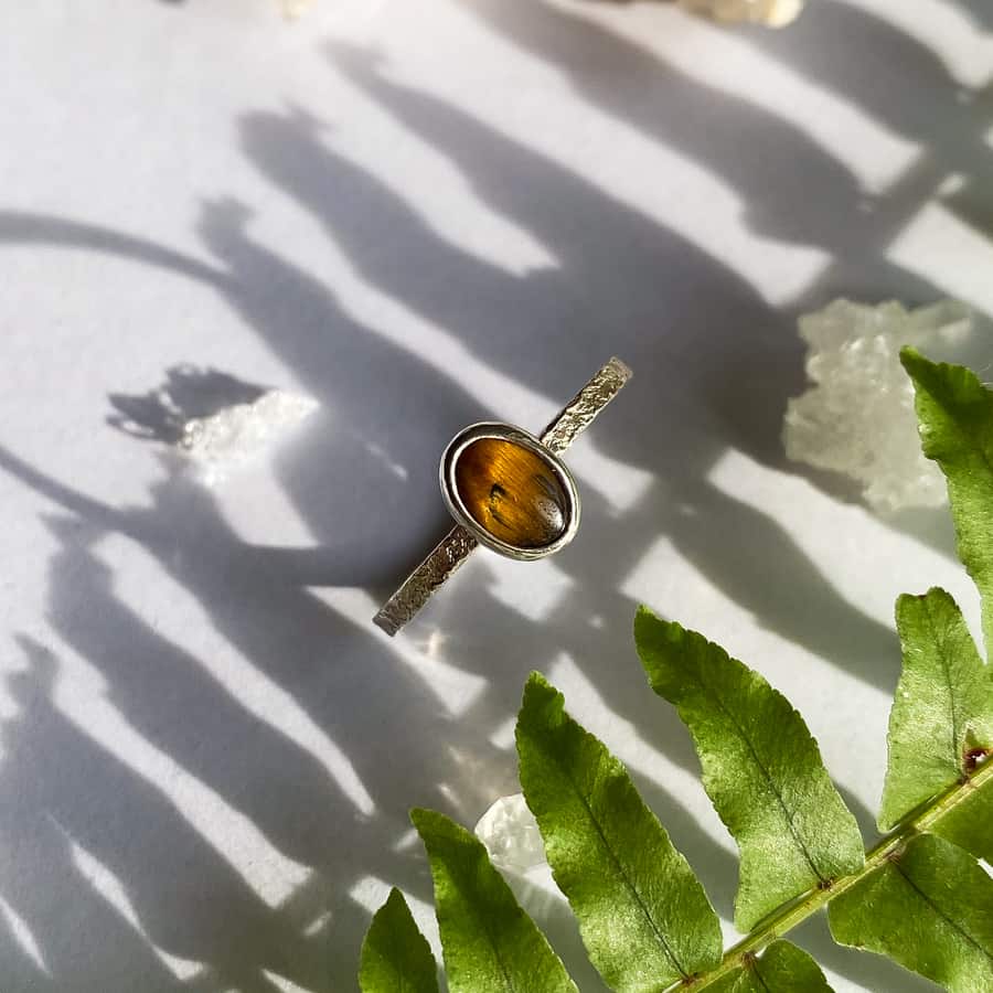 Stříbrný tepaný prsten s tygřím okem