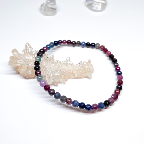 Náramek s rubíny a safíry - kuličky na elastické gumičce